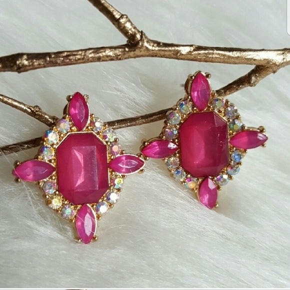 Jewelry - Last One! Pretty Crystals Earrings